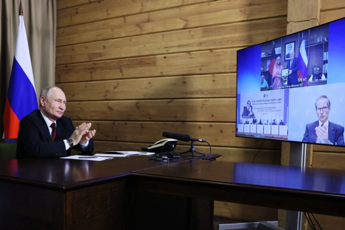 Президент Володимир Путін бере участь у церемонії по відеозв'язку, присвяченій доставці урану для заводу в Руппурі. Планується, що Бангладеш буде прив’язаний до Росії через цей проект на десятиліття © Mikhail Metzel/AFP через Getty Images