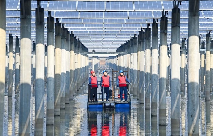 Інспектори перевіряють фотоелектричну електростанцію в Тяньчані, Китай. Країна зараз контролює понад 80 відсотків виробництва на кожному ключовому етапі виробництва сонячних панелей © CFOTO/NurPhoto/Reuters